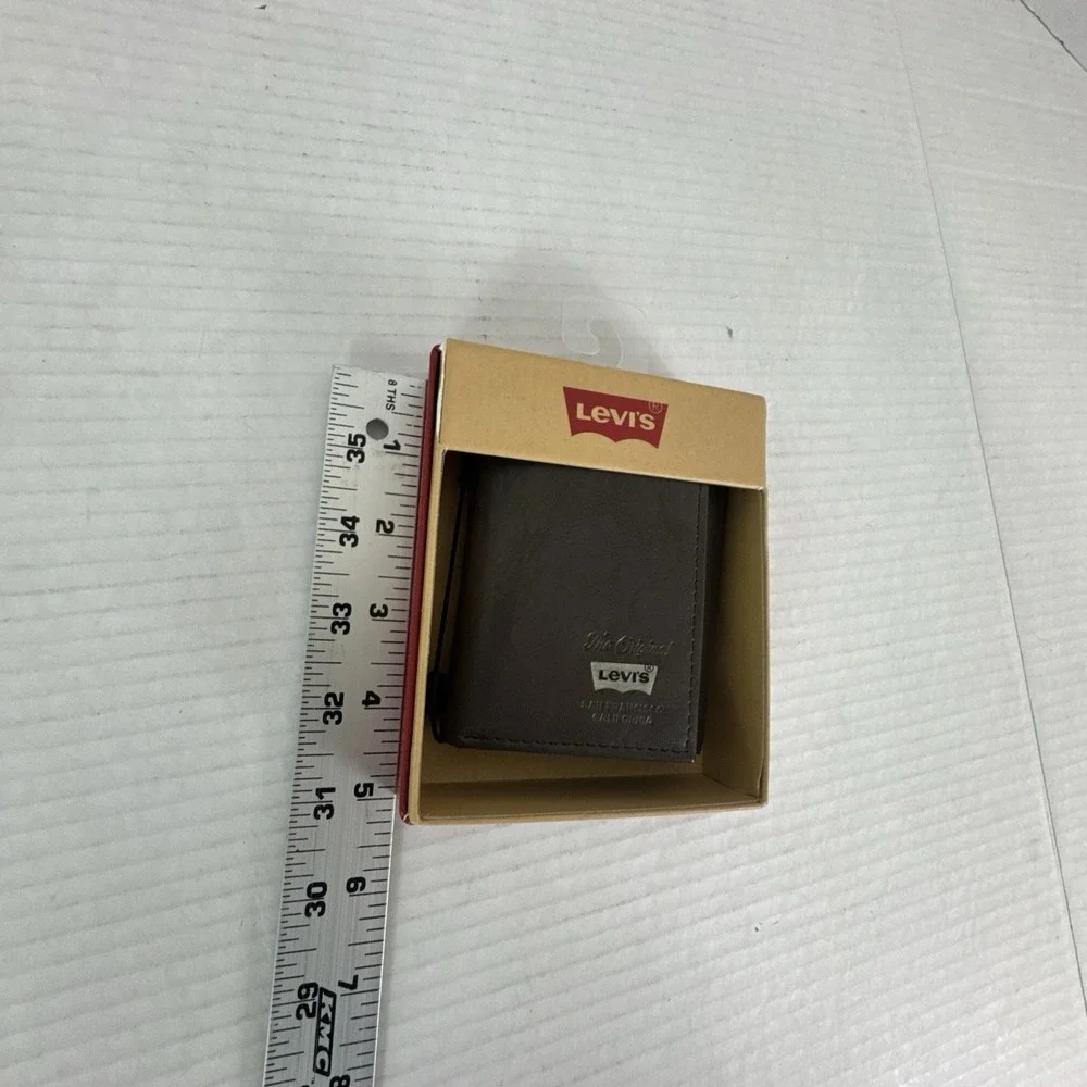 Levi's Men's Sleek & Slim Trifold RFID Brown Leather Wallet 1661